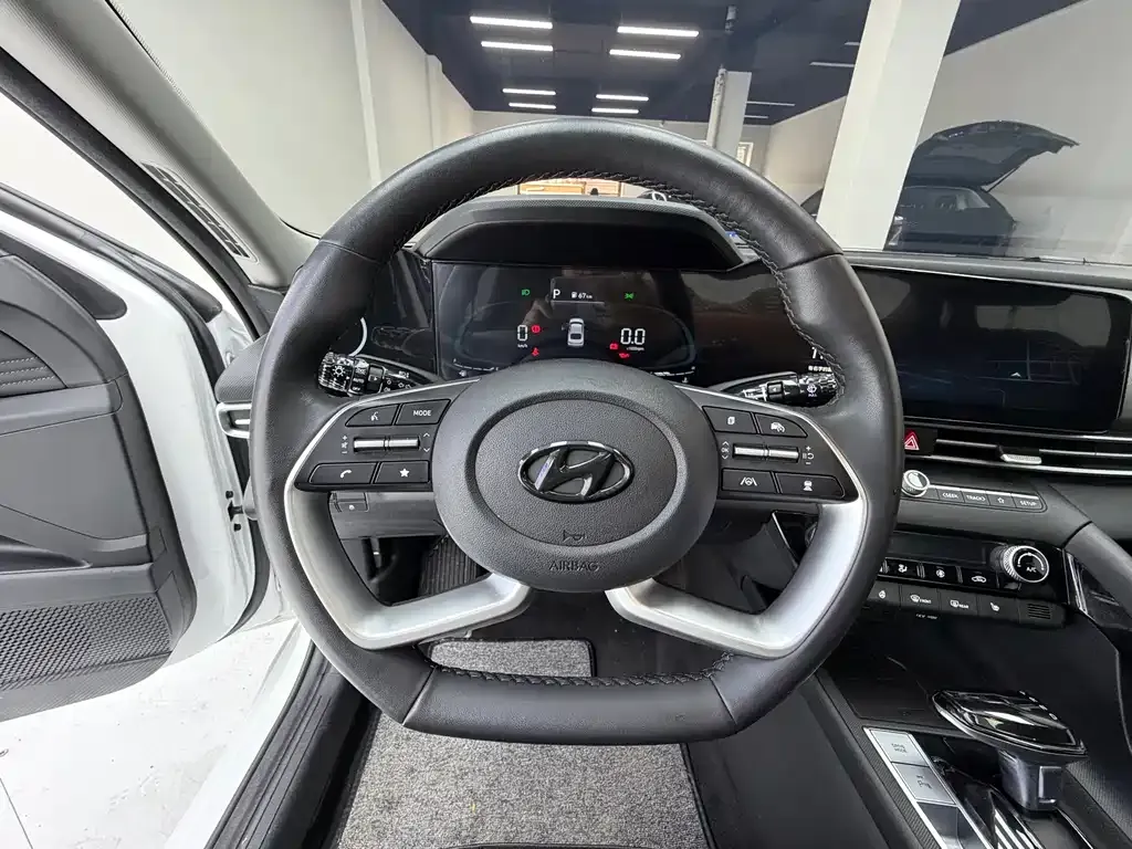 Hyundai Elantra — фото 9