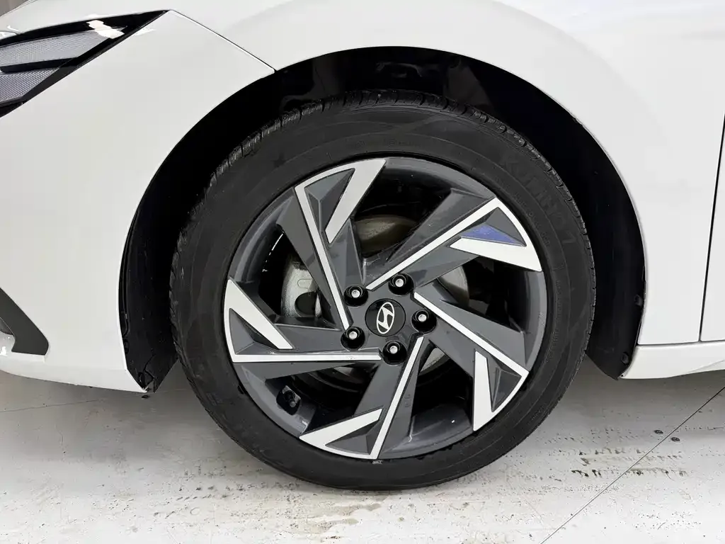Hyundai Elantra — фото 8