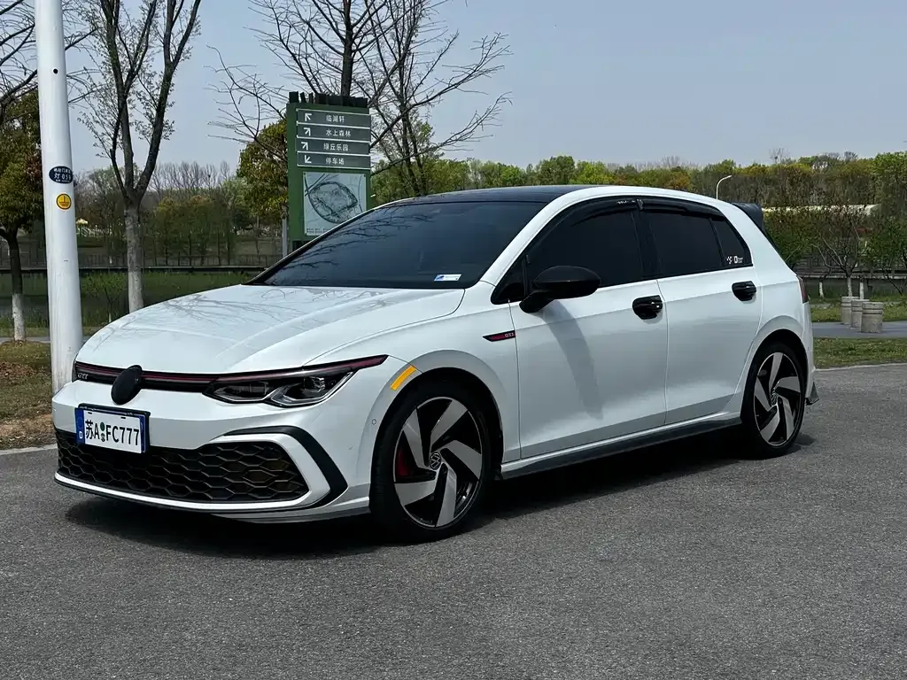 Volkswagen Golf GTI — фото 1