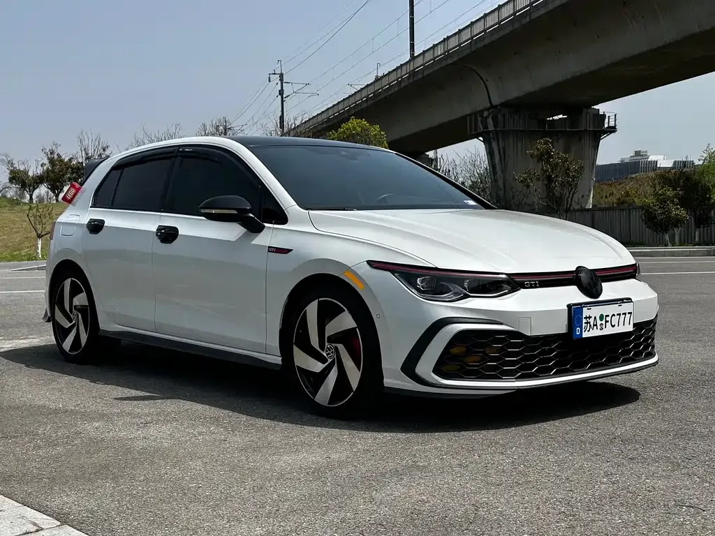 Volkswagen Golf GTI — фото 10