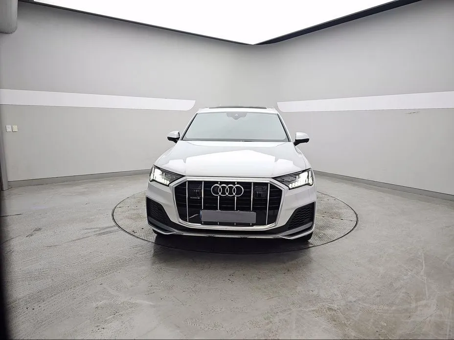 Audi Q7 — фото 1