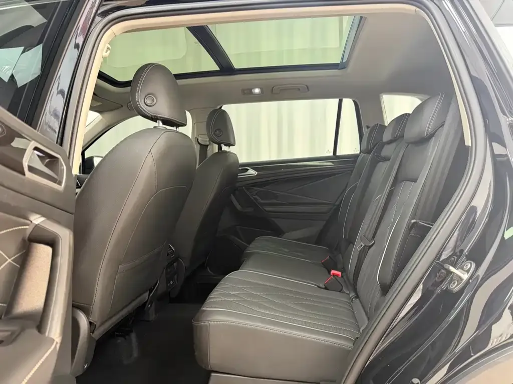 Volkswagen Tiguan L — фото 9