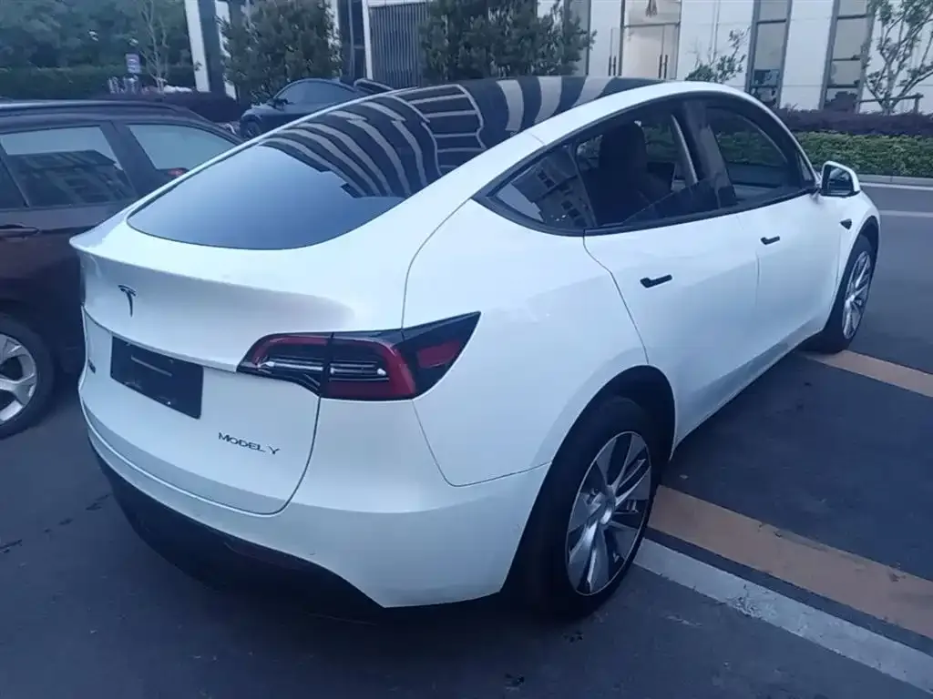 Tesla Model Y — фото 6