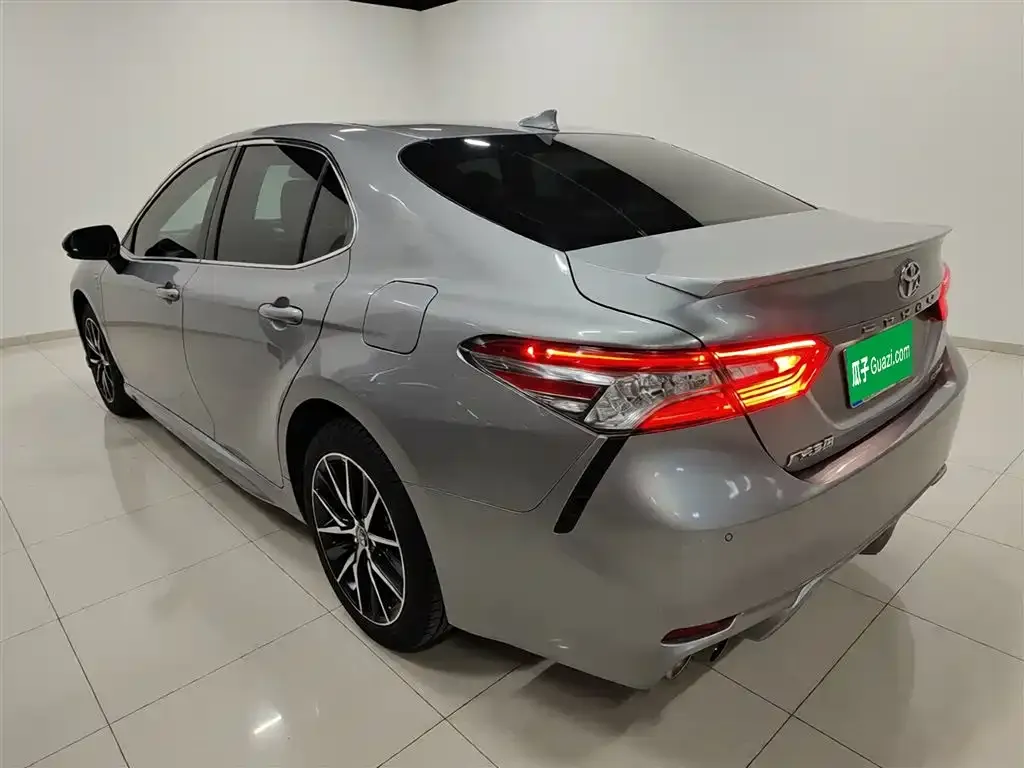 Toyota Camry — фото 2