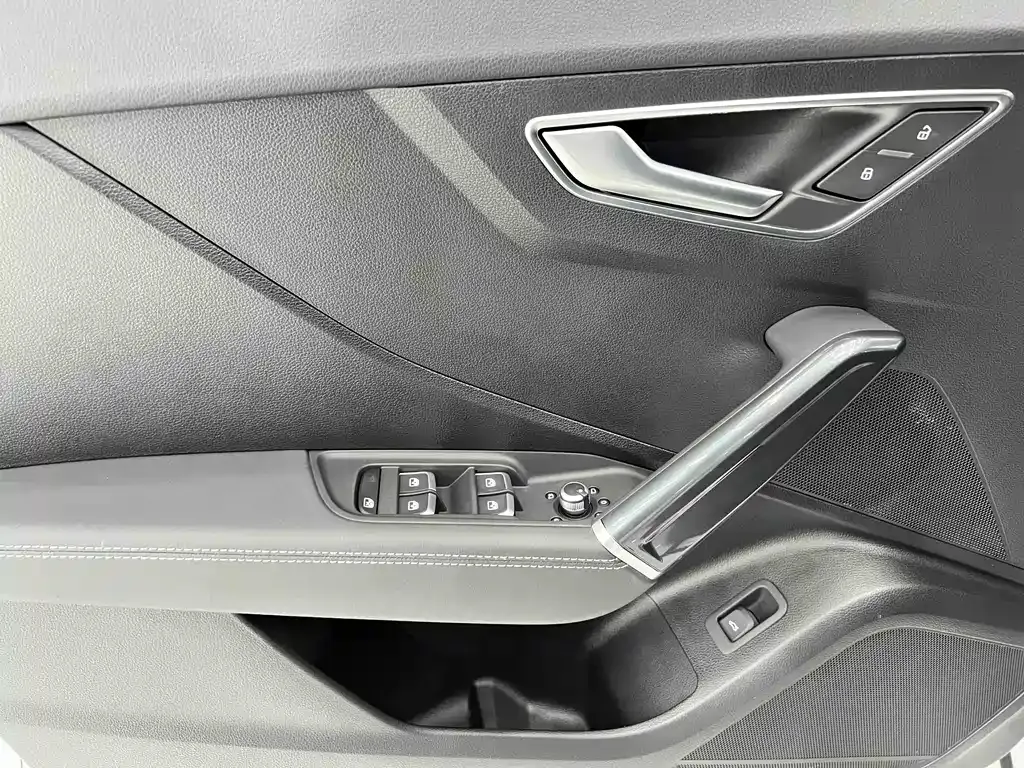 Audi Q2L — фото 10