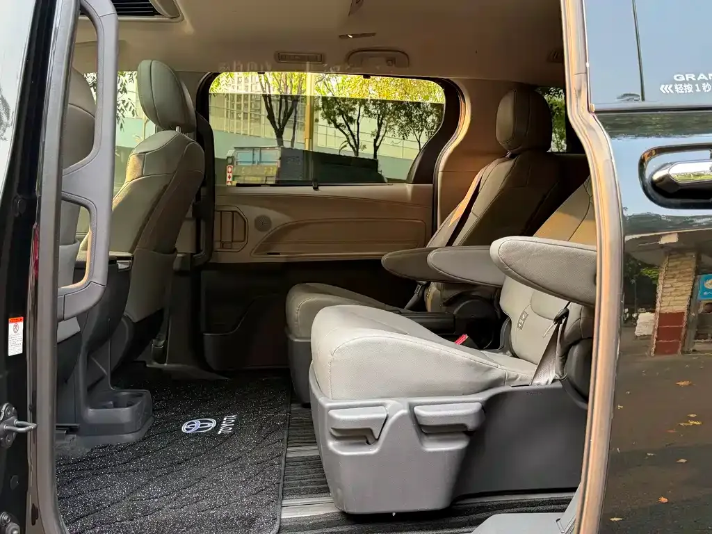 Toyota Granvia 2024 из CN, фото 4