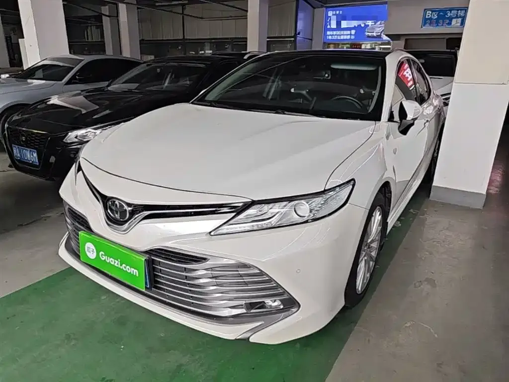 Toyota Camry — фото 1