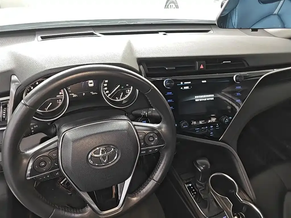 Toyota Camry — фото 4