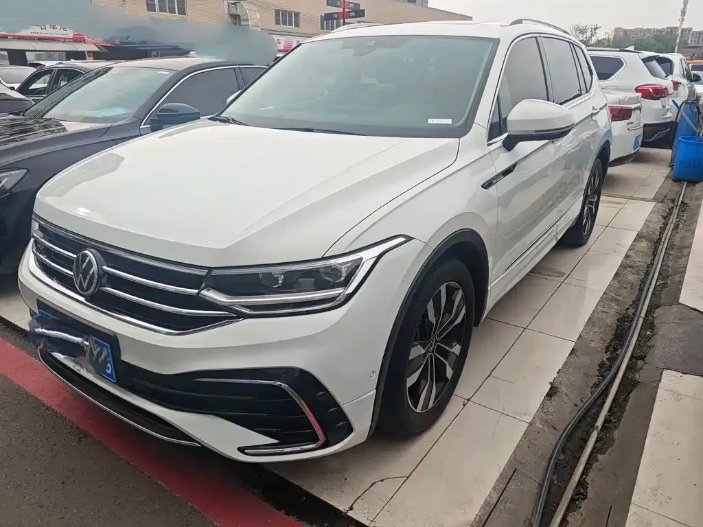 Volkswagen Tiguan L — фото 1