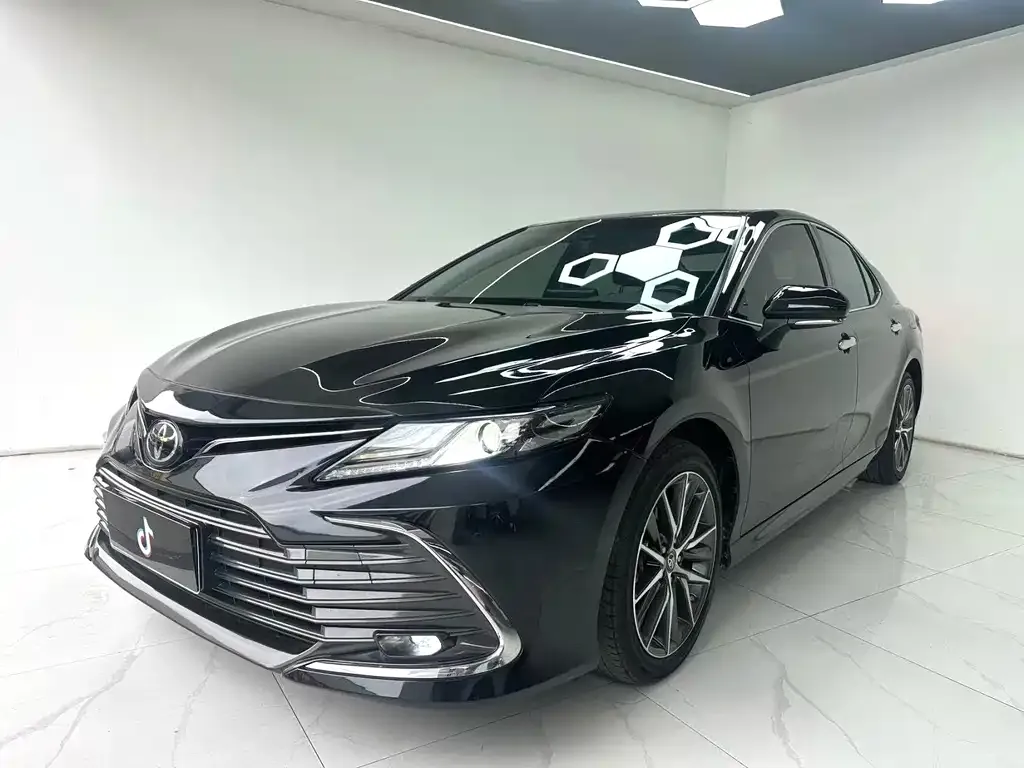 Toyota Camry — фото 1