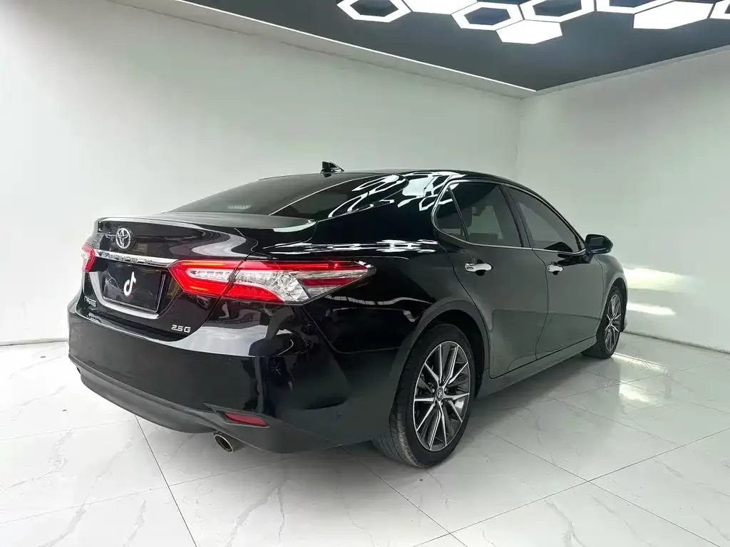Toyota Camry — фото 6