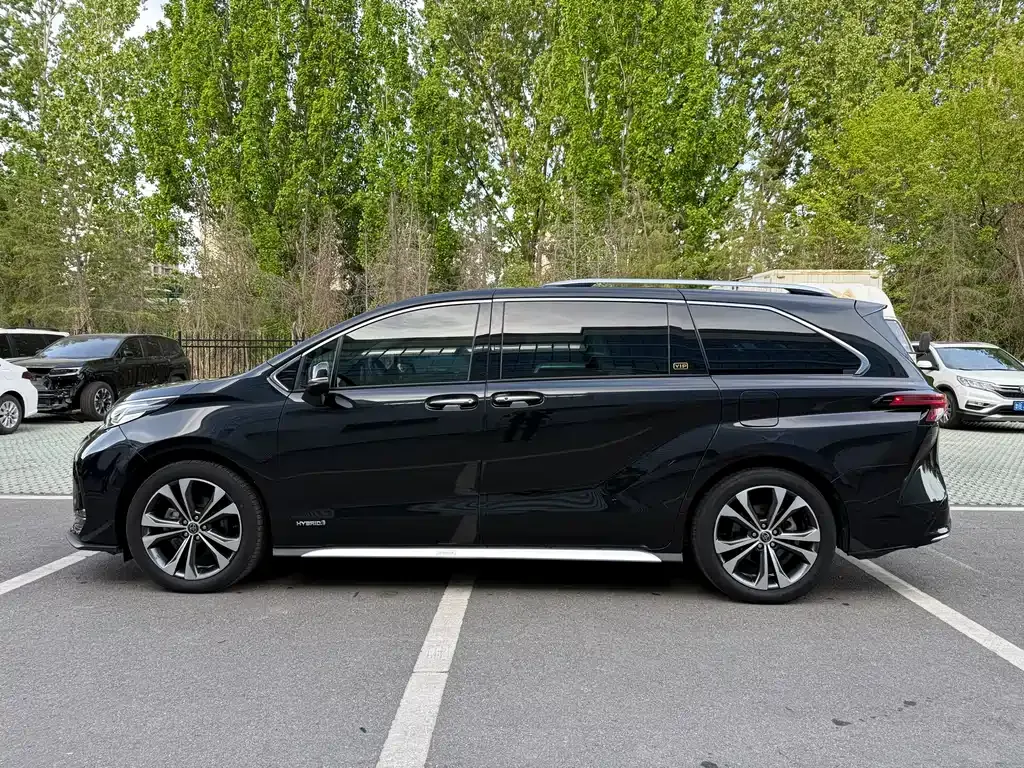 Toyota Granvia — фото 7