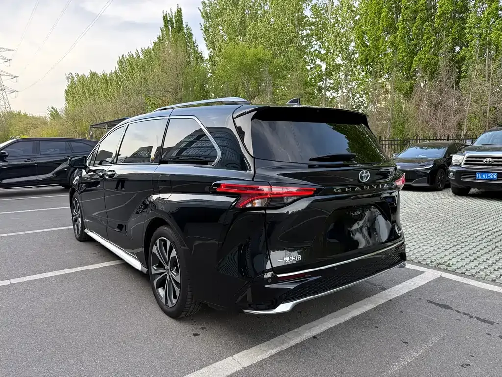 Toyota Granvia — фото 6