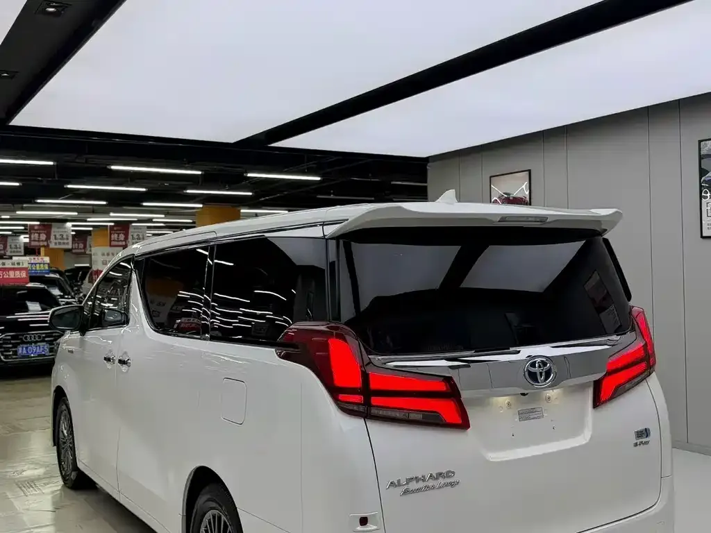 Toyota Alphard — фото 7