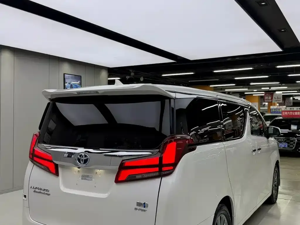 Toyota Alphard — фото 3