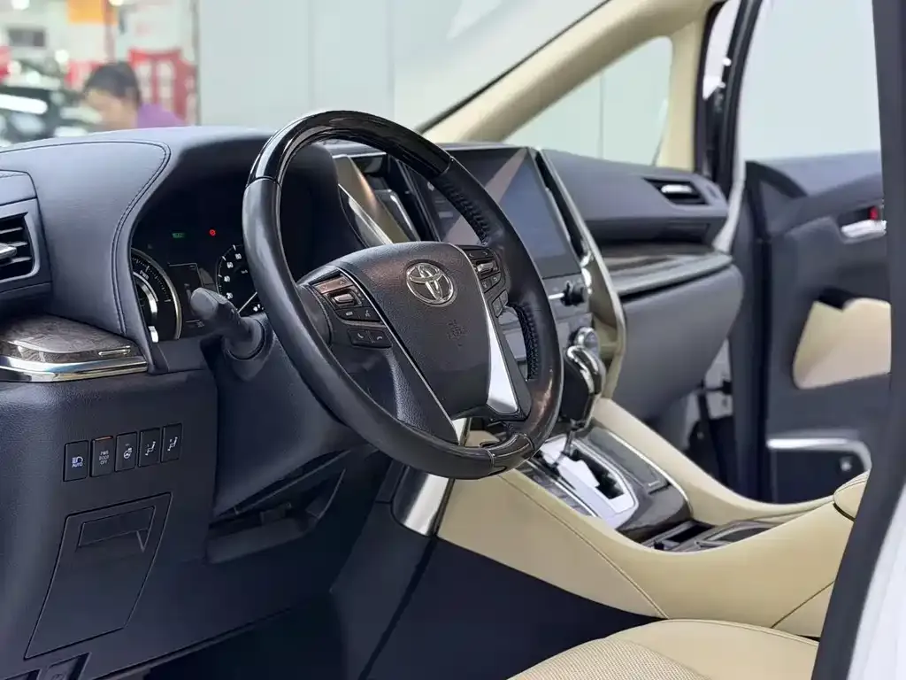 Toyota Alphard — фото 2
