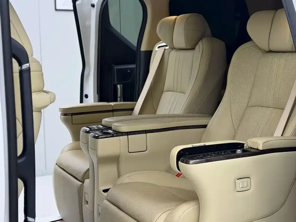 Toyota Alphard — фото 8