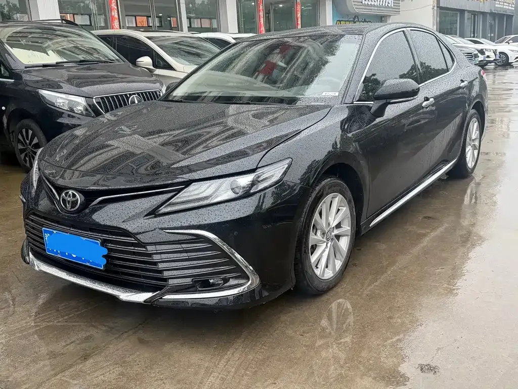 Toyota Camry — фото 1