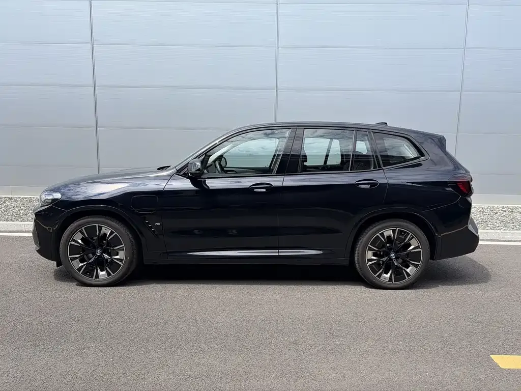 BMW iX3 — фото 8