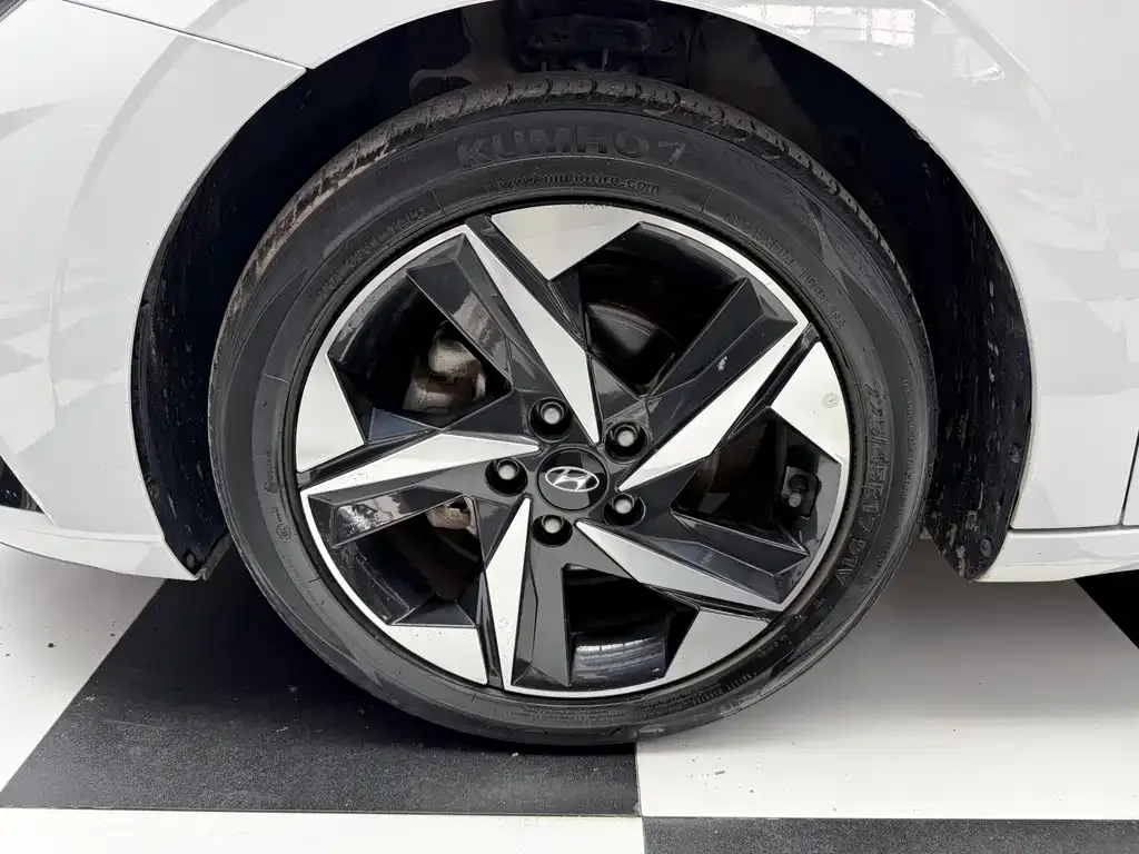 Hyundai Elantra — фото 5