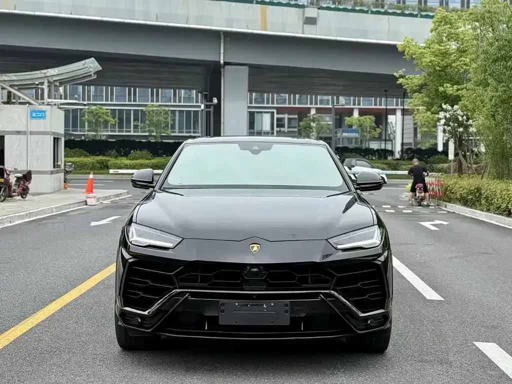 Lamborghini Urus — фото 1