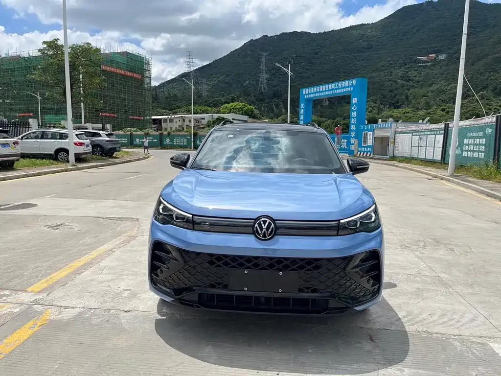 Volkswagen Tiguan L — фото 4