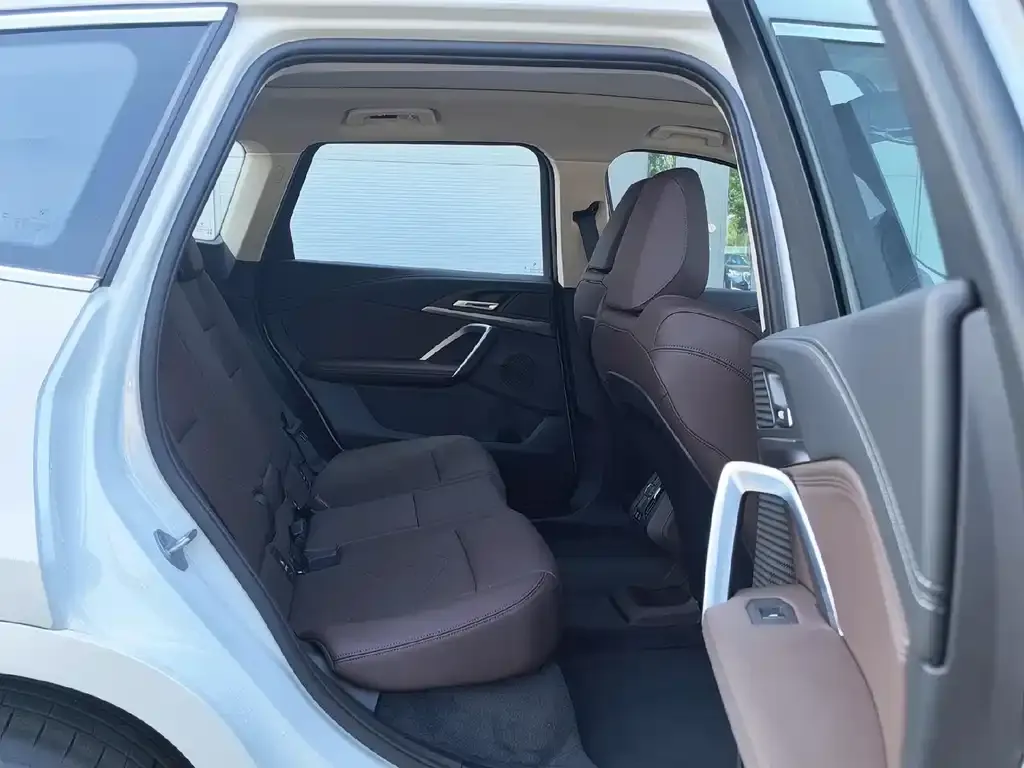 BMW iX1 2025 из CN, фото 2
