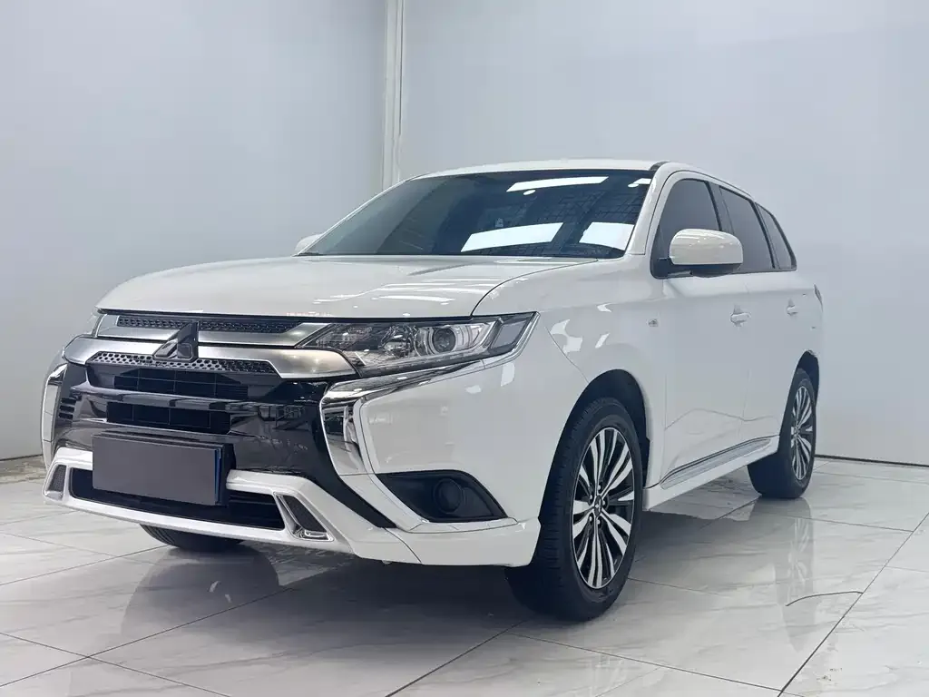 Mitsubishi Outlander — фото 1