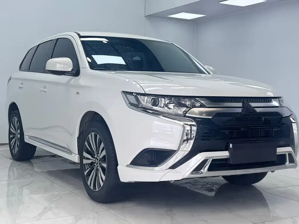 Mitsubishi Outlander — фото 5