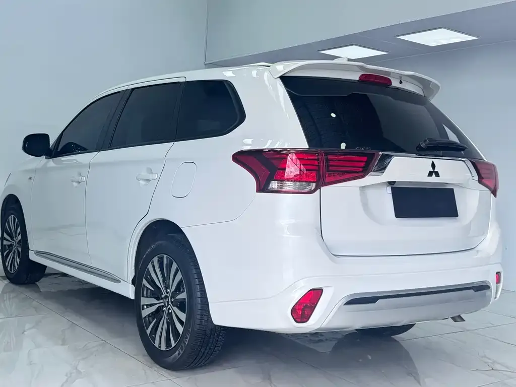 Mitsubishi Outlander — фото 10