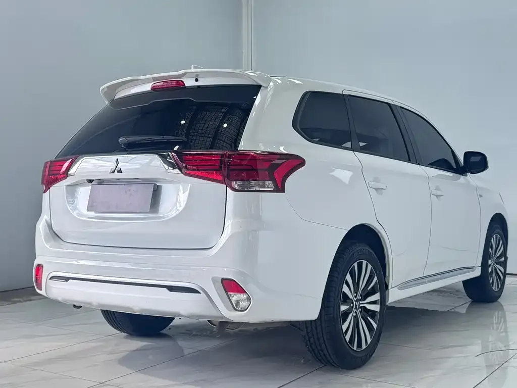 Mitsubishi Outlander — фото 9