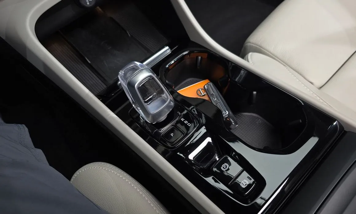 Volvo XC40 — фото 10