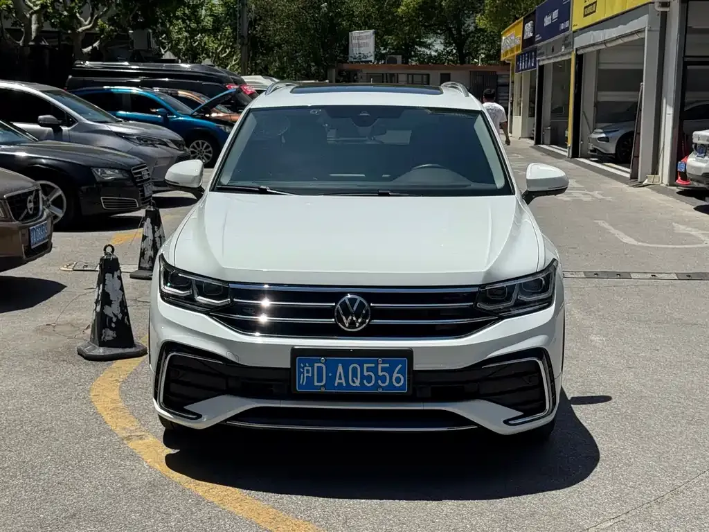 Volkswagen Tiguan L — фото 1