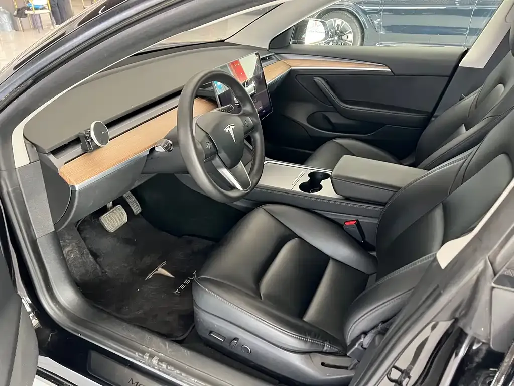 Tesla Model 3 — фото 7