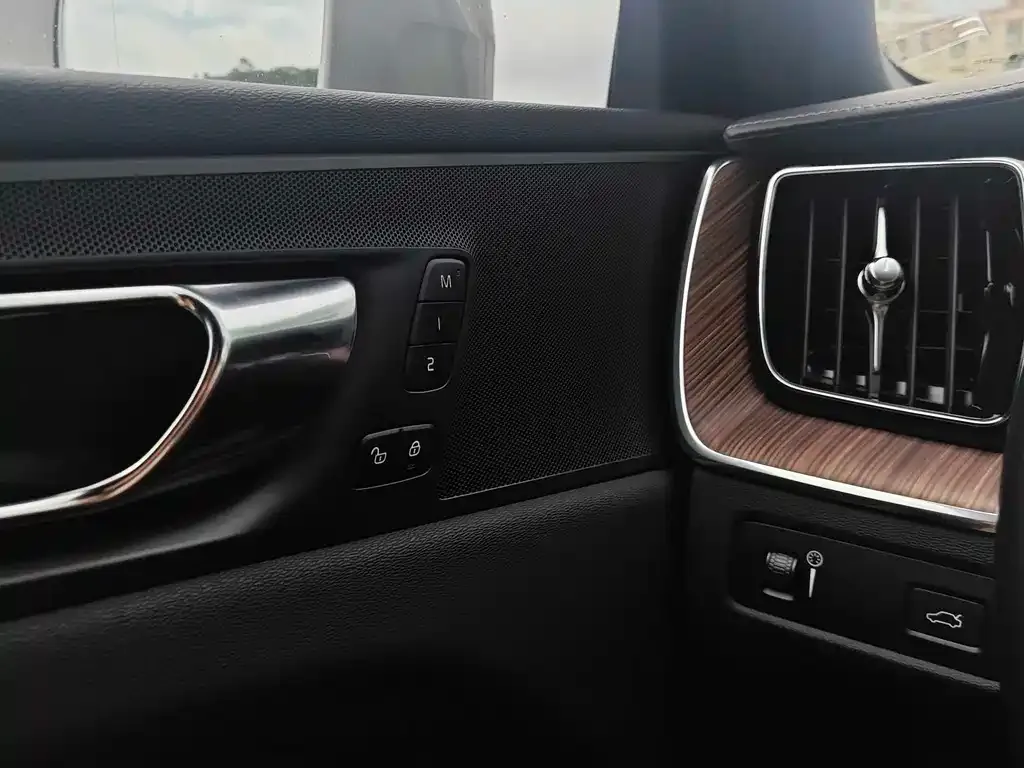 Volvo XC60 — фото 6