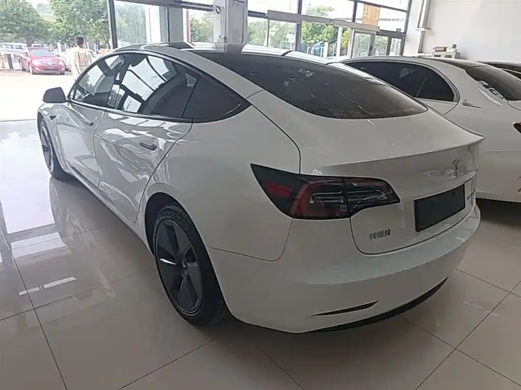 Tesla Model 3 — фото 9