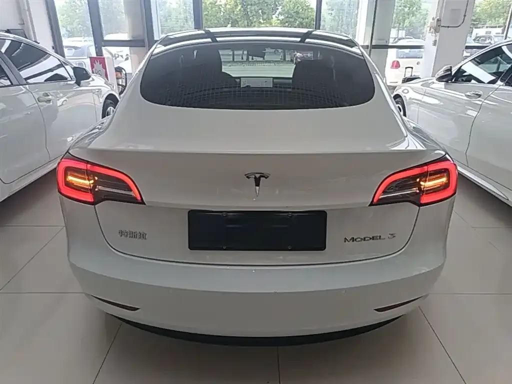 Tesla Model 3 — фото 10