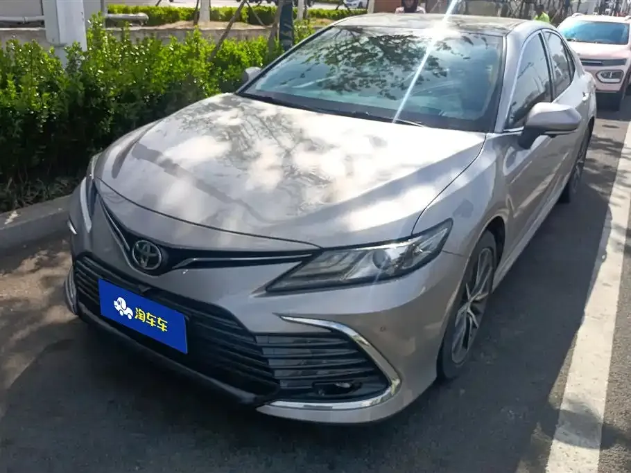Toyota Camry — фото 1