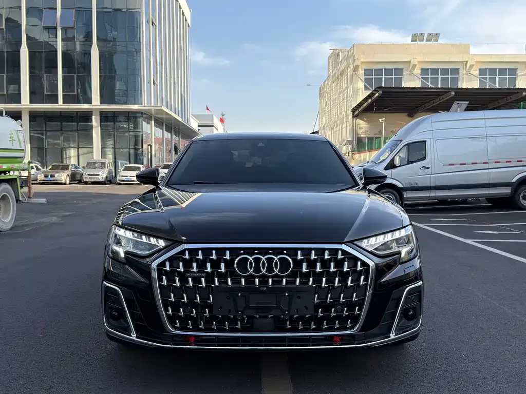 Audi A8 — фото 1