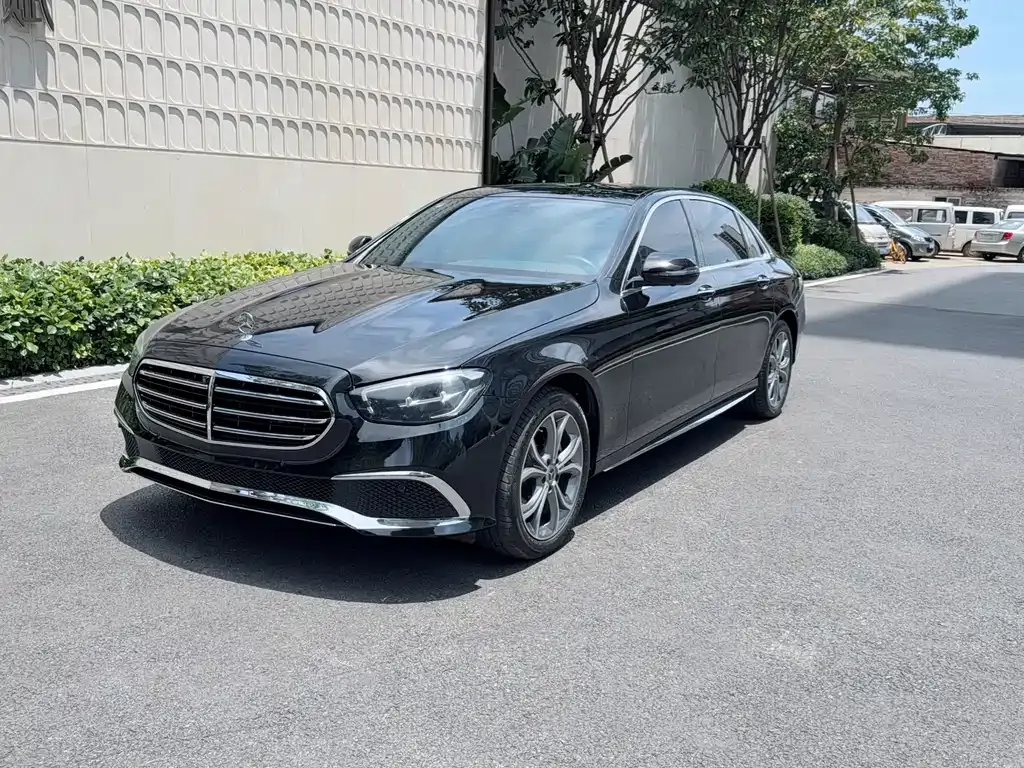 Mercedes-Benz E-Class — фото 1