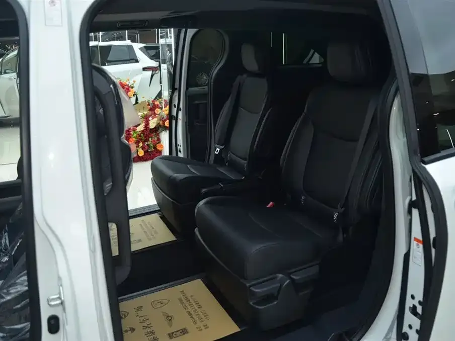 Toyota Granvia — фото 3