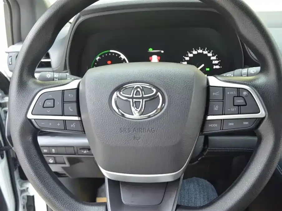 Toyota Granvia — фото 10