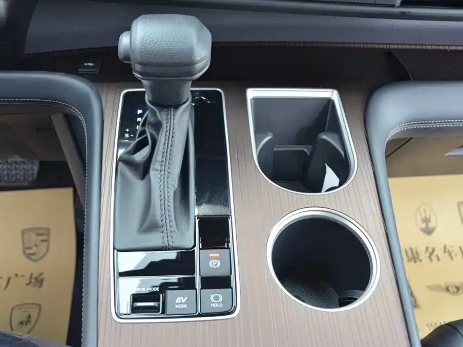 Toyota Granvia — фото 6