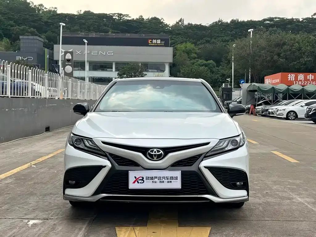 Toyota Camry — фото 2