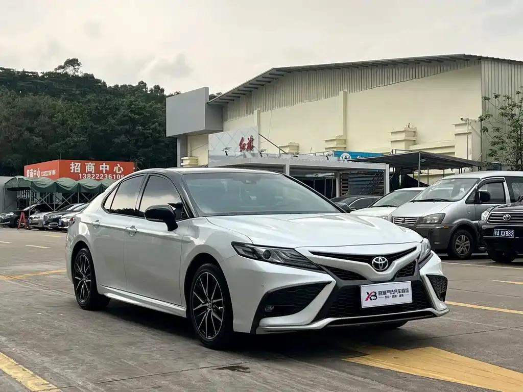 Toyota Camry — фото 10
