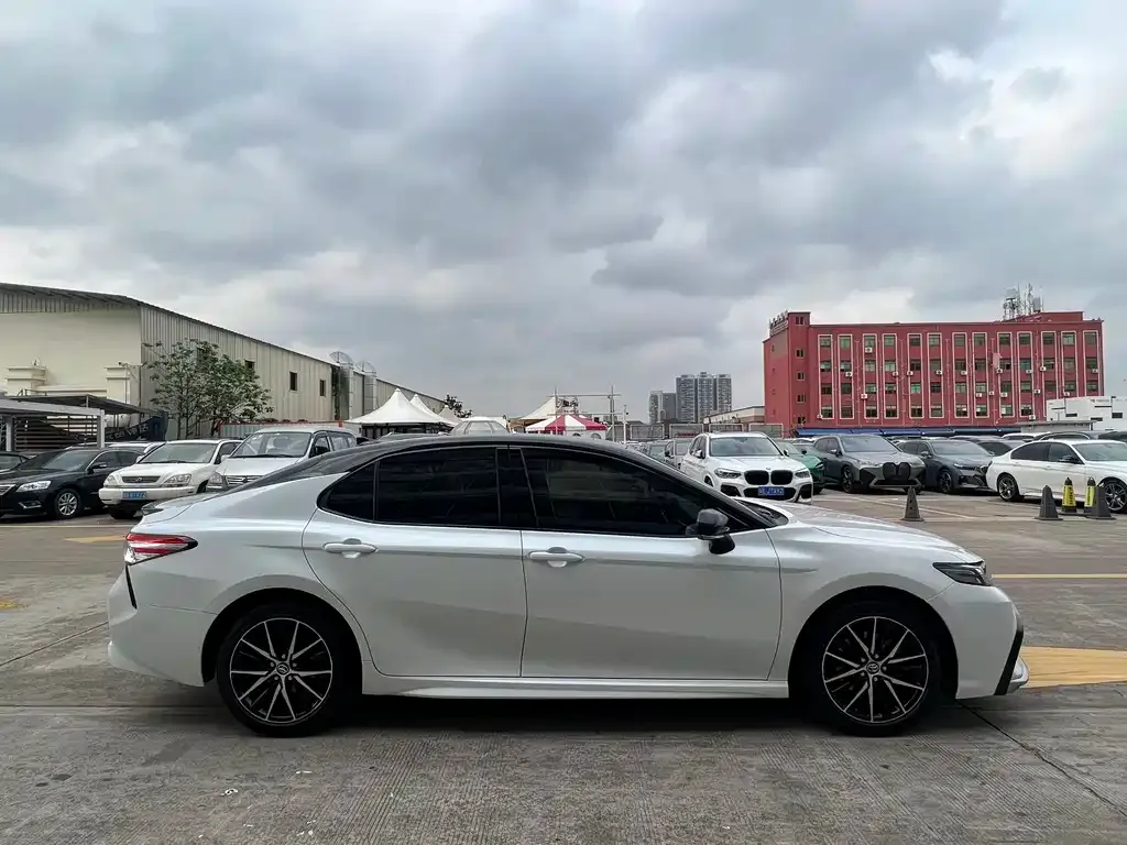 Toyota Camry — фото 8