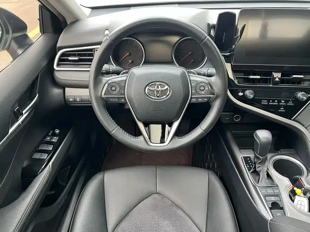 Toyota Camry — фото 7