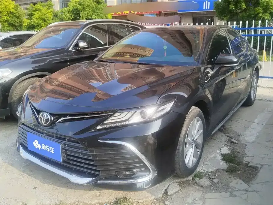 Toyota Camry — фото 1