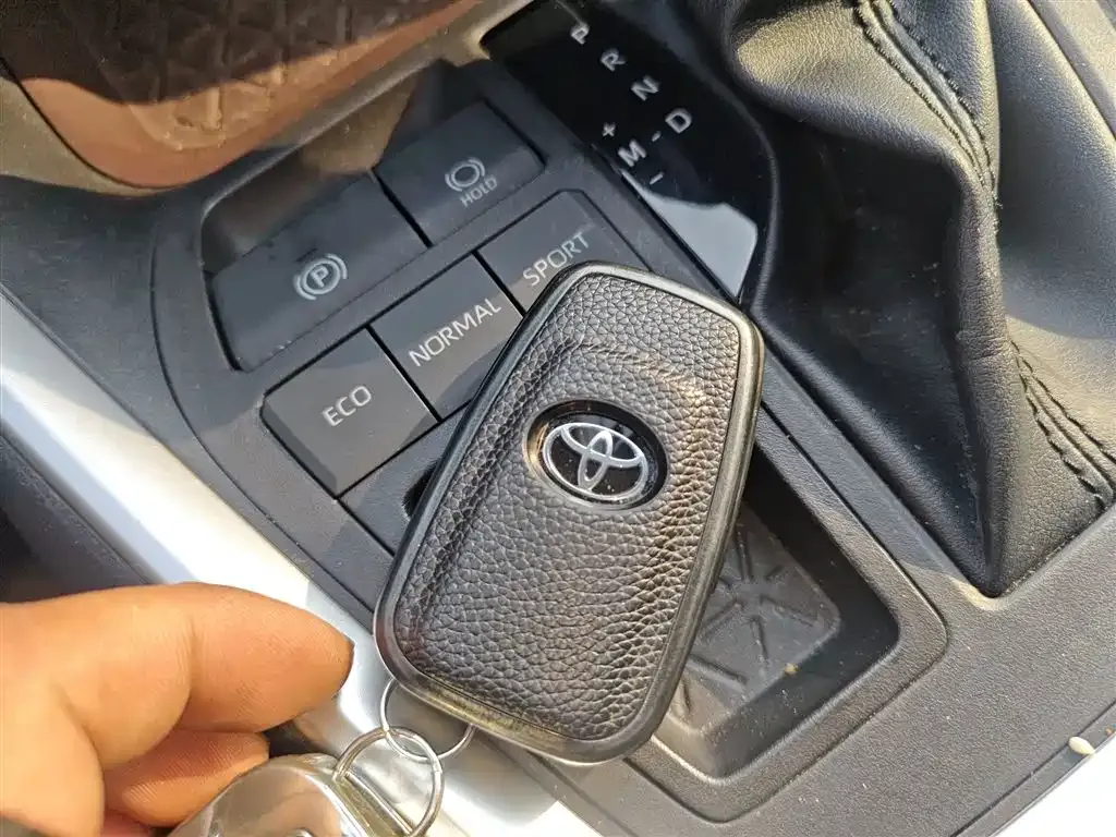 Toyota RAV4 — фото 7