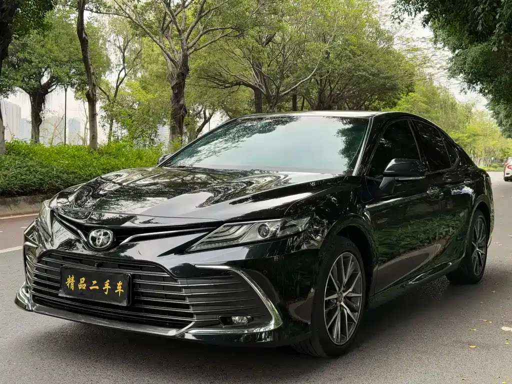 Toyota Camry — фото 1